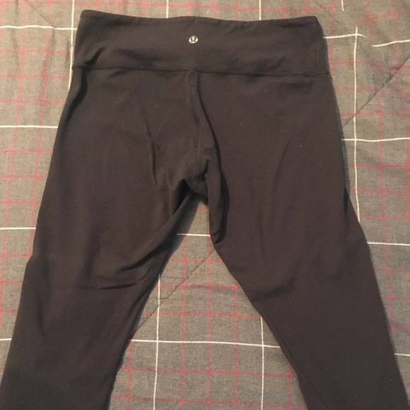 Black Lululemon Capri leggings - Picture 2 of 4